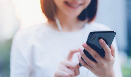 แสงสีฟ้า จากจอโทรศัพท์ คืออะไร ป้องกันอันตรายอย่างไรดี