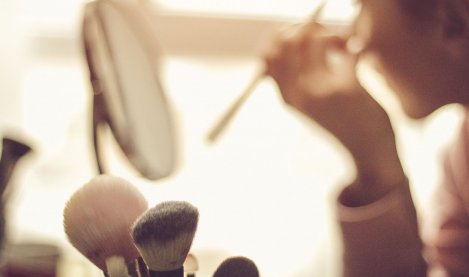Woman putting make-up