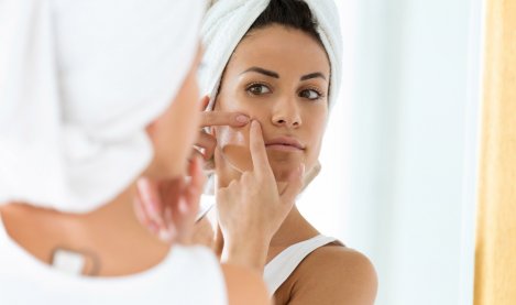 Bioderma - Adult woman with acne